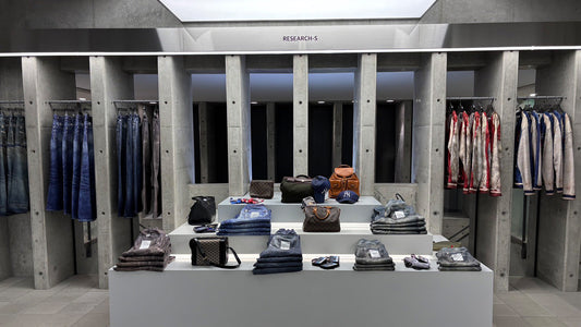 URBAN RESEARCH KYOTO の TALKING ABOUT THE ABSTRACTION POP UP SHOP “NOT DENIM” の売り場。転写のデニムパンツとジャケットが並ぶ